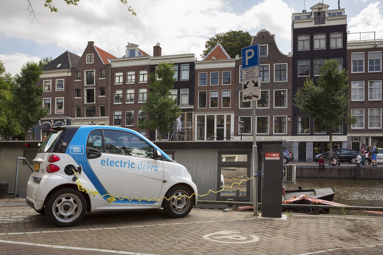Het nationale investeringsfonds Invest-NL kan bijvoorbeeld investeren in de aanleg van laadpalen voor elektrische auto’s.