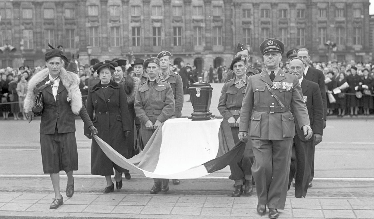 In 1950 werd de urn met aarde uit 22 erevelden in Indonesië plechtig bijgezet in het tijdelijke monument op de Dam in Amsterdam.