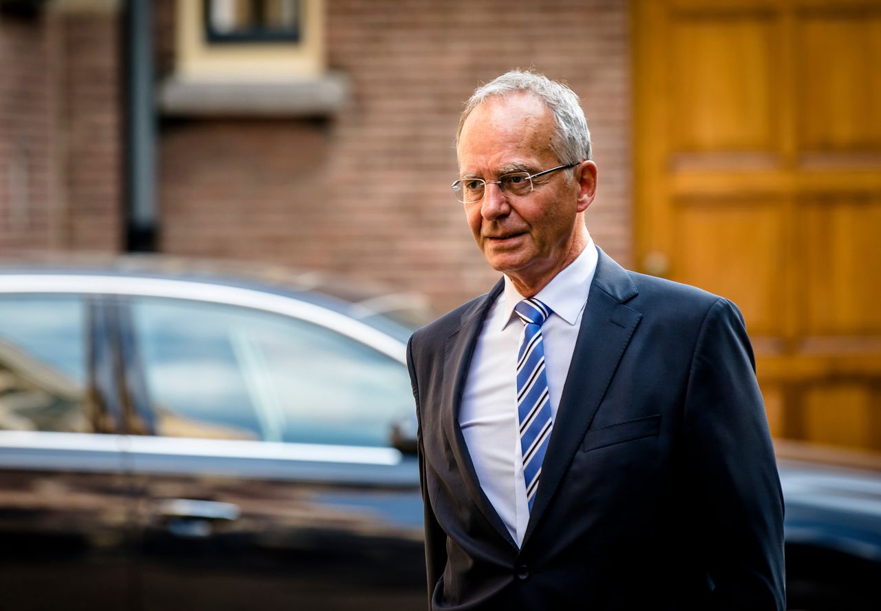 Henk Kamp, toen nog minister voor Economische Zaken, bij aankomst op het Binnenhof voor aanvang van de Ministerraad.