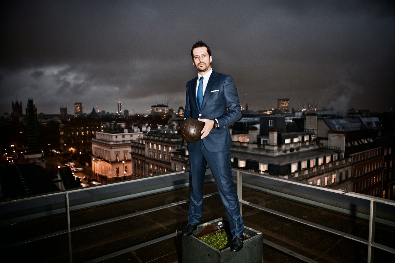 Nelio Lucas bovenop het dak van het kantoor van Doyen in Londen.