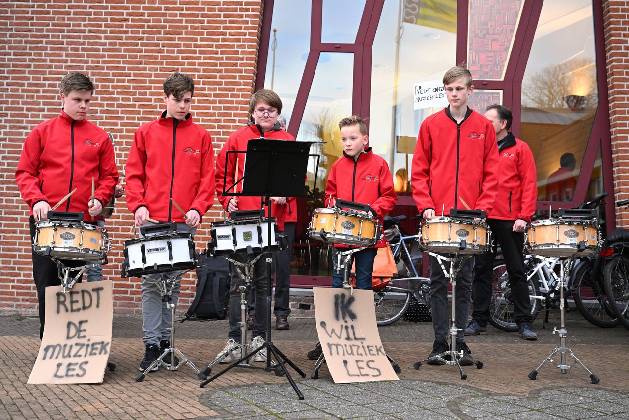 En weer is een muziekschool failliet gegaan. Wie kan er nog naar muziekles? 