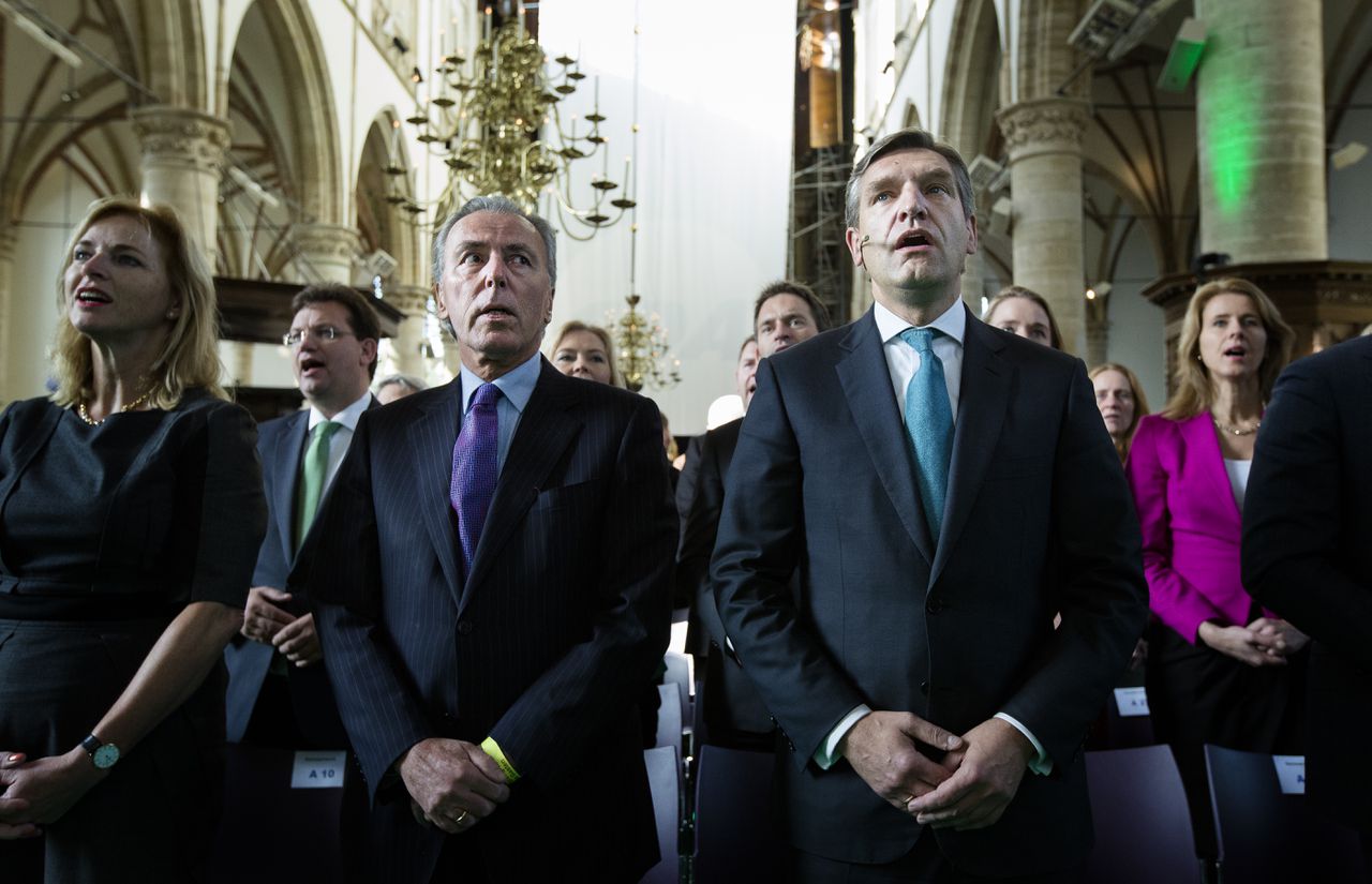 CDA-kopstukken Elco Brinkman (l) en partijleider Sybrand Buma zingen het Wilhelmus tijdens het najaarscongres van het CDA in 2014.