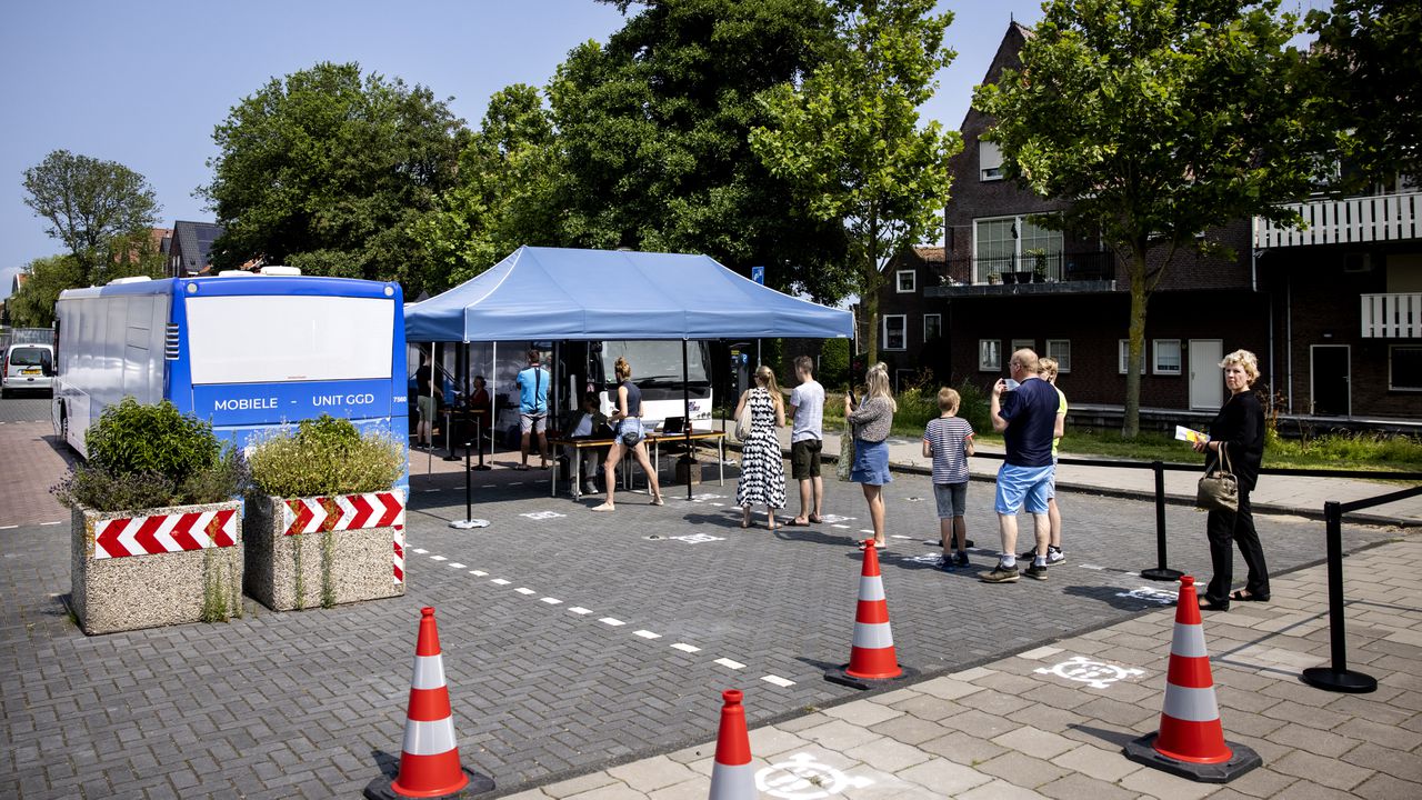 Een mobiele vaccinatiebus in Volendam trekt bezoekers aan.