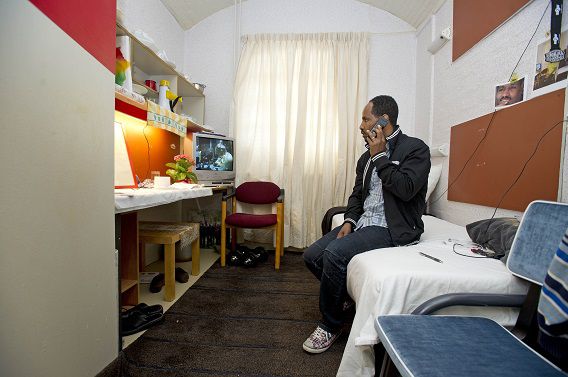 Een uitgeprocedeerde asielzoeker zit op zijn kamer in de zogeheten Vluchthaven.