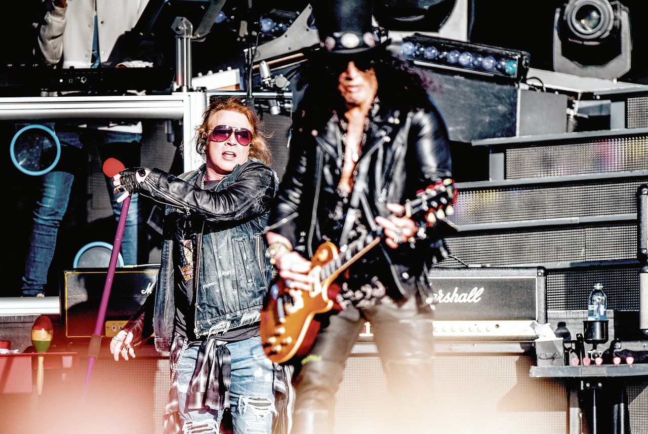 Gitarist Slash en de aan verkleedpartijen verslaafde zanger Axl Rose tijdens het concert van Guns N’ Roses in Goffertpark.