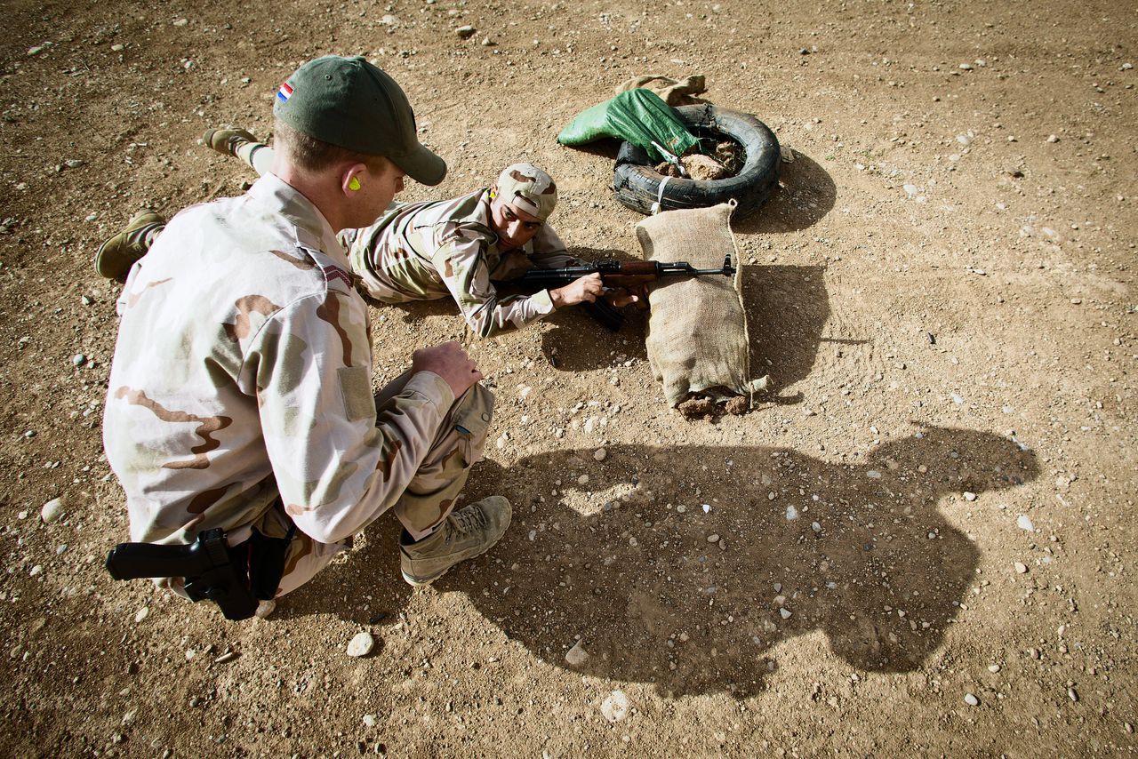 Nederlandse militair traint Koerdische Peshmerga-strijder. De cursisten volgen de infanteriecursus en leren hoe ze terreurorganisatie IS op de grond kunnen bevechten.
