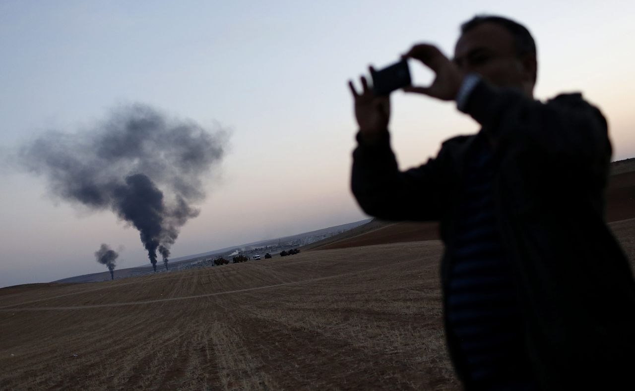 Een explosie na een luchtaanval van de anti-IS-coalitie op Kobani, Syrië.