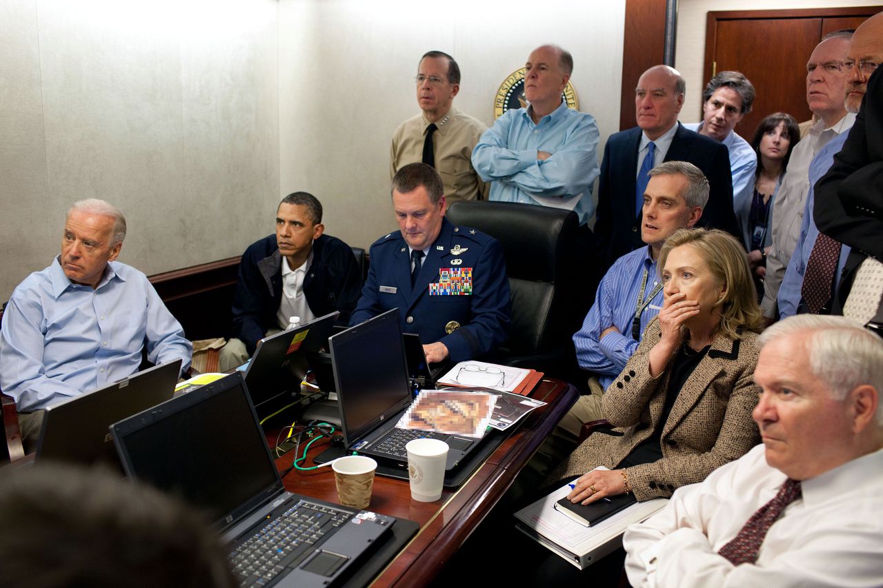 In de Situation Room kregen Obama en zijn veiligheidsteam in 2011 live updates over de operatie die tot de dood van Bin Laden leidde.