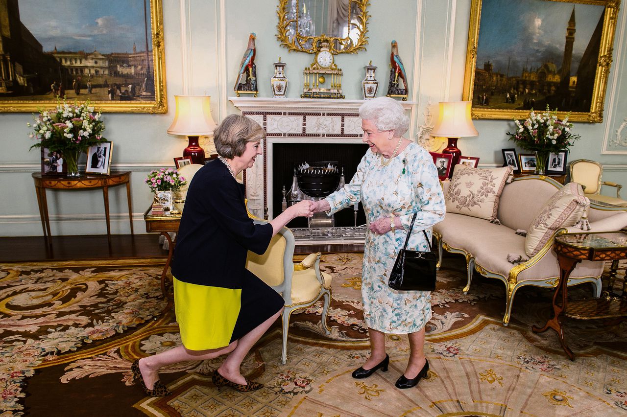 De nieuwe Britse premier Theresa May op audiëntie bij koningin Elizabeth II.