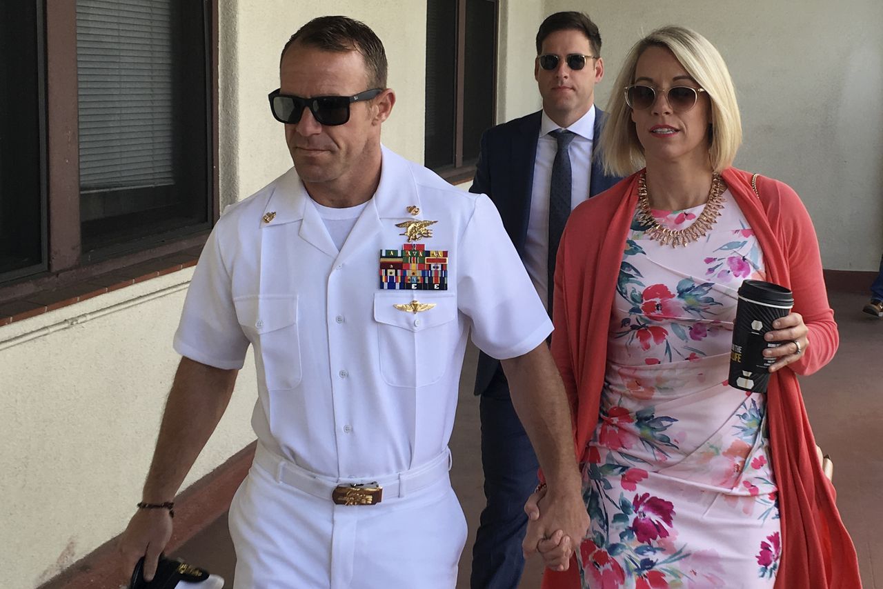 Edward Gallagher, een commandant van de Amerikaanse Navy SEALS, komt maandag met zijn vrouw Andrea aan bij zijn proces voor een militair tribunaal op een marinebasis in San Diego.
