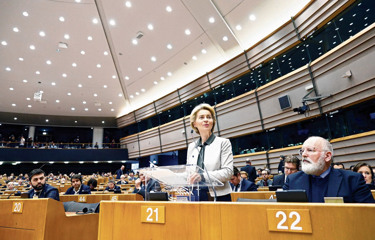 Commissievoorzitter Ursula von der Leyen tijdens de presentatie van de Europese Green Deal in het Europees Parlement. Klimaatcommissaris Frans Timmermans (rechts) kijkt toe.