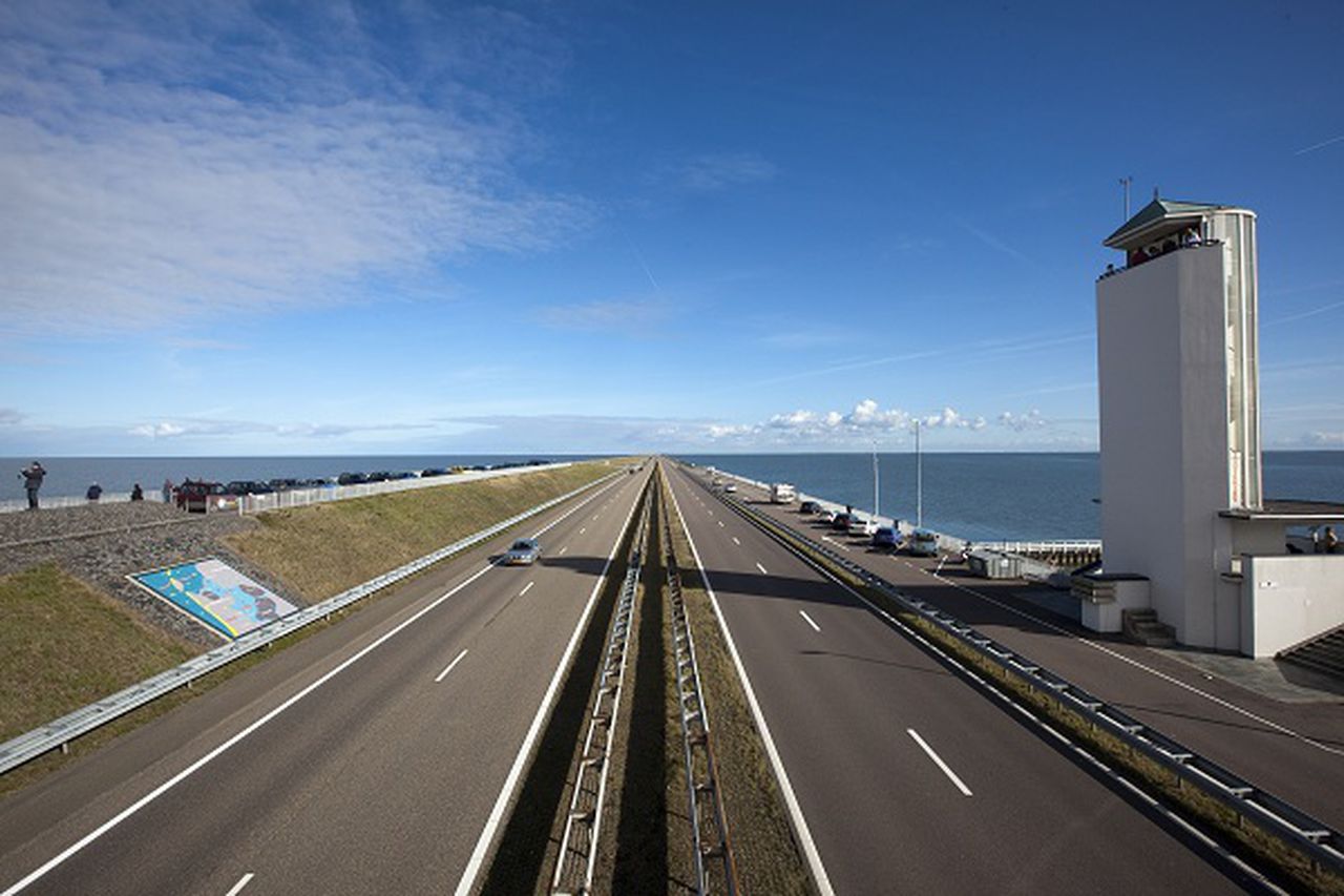 Afsluitdijk niet verhoogd, wel verstevigd - NRC