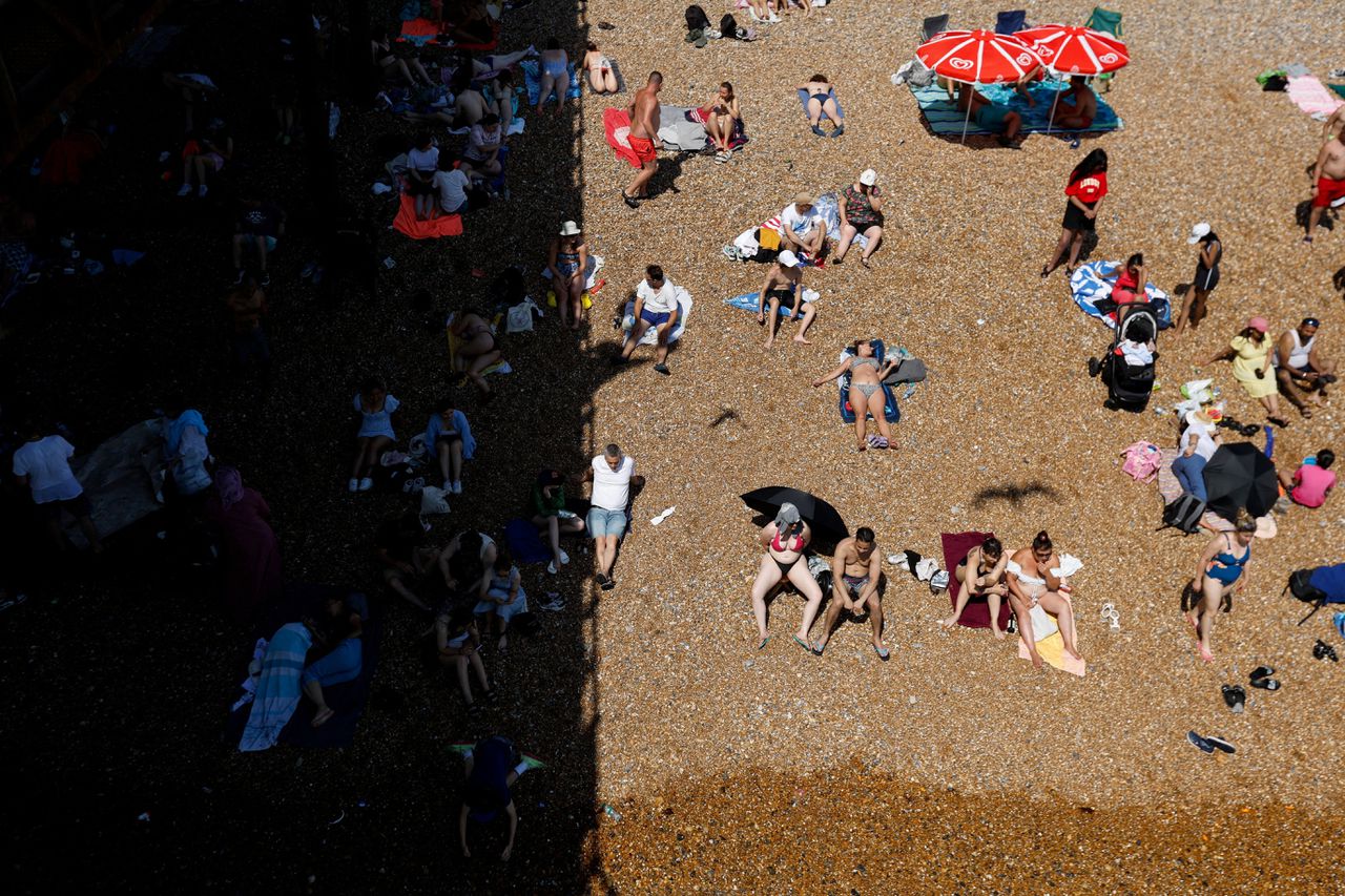 Mensen op het strand in Brighton, Verenigd Koninkrijk, 19 juli 2022