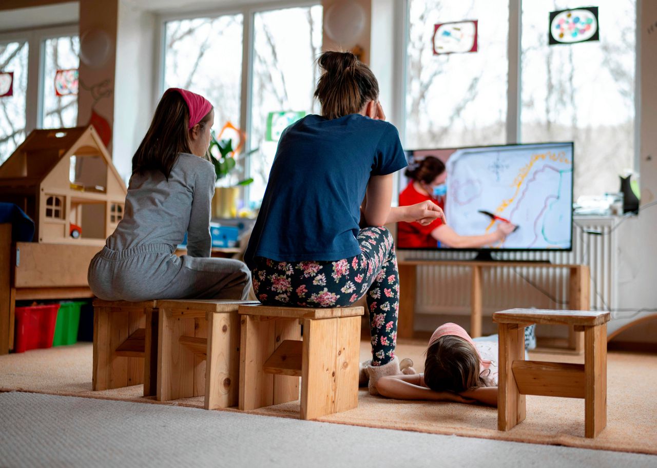 In 165 landen zijn alle scholen dicht, waardoor kinderen thuis les moeten krijgen. Ook in Slowakije waar twee zussen een educatief tv-programma kijken van de staatsomroep.