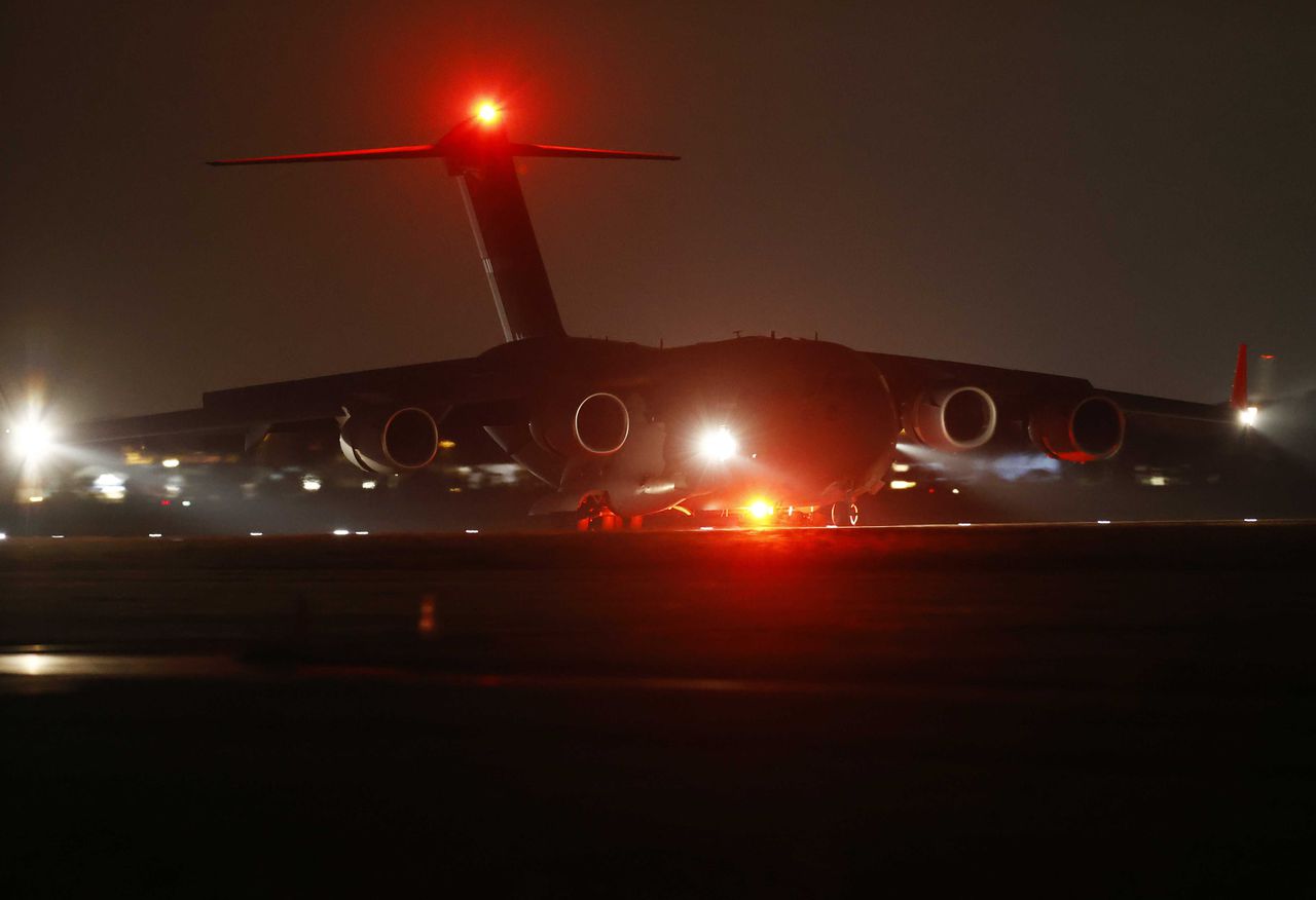 De aankomst van het C-17 transportvliegtuig woensdagavond bij de Polderbaan van Schiphol, met aan boord evacués uit Kabul.