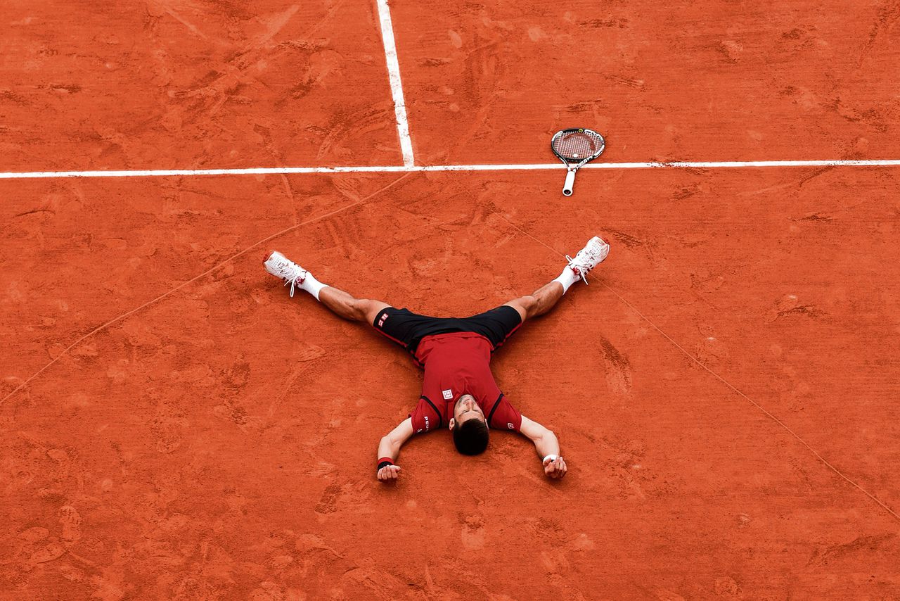 Novak Djokovic verslaat Andy Murray in de finale en wint voor de eerste keer in zijn carrière Roland Garros . Hij tekende met zijn racket een hart in het gravel. Foto Thomas SAMSON/AFP