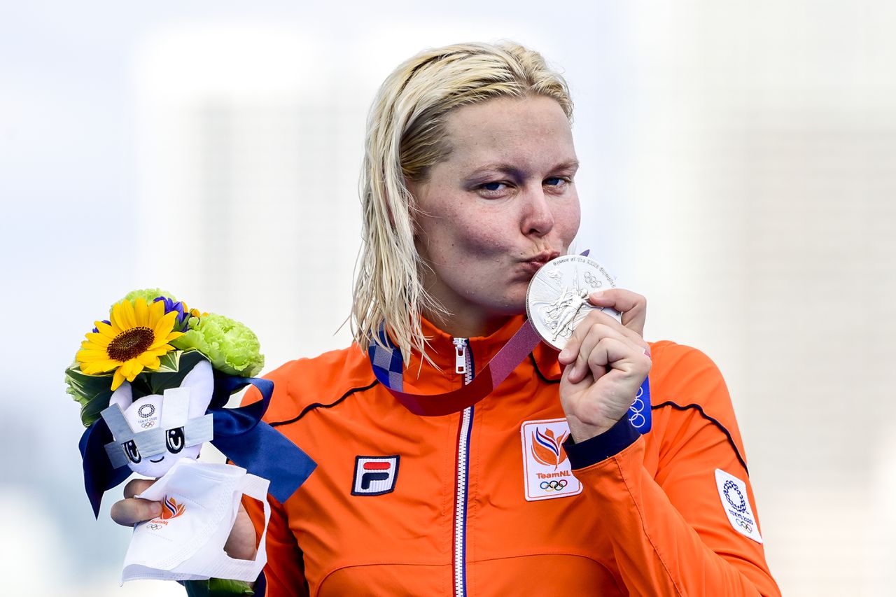 Sharon van Rouwendaal met de zilveren medaille tijdens de huldiging van de 10 kilometer open water zwemmen bij de Olympische Spelen van Tokio.