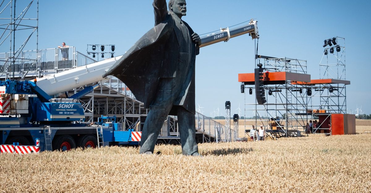 Gigantische Lenin in Gronings graanveld torent uit boven theaterstuk ‘De Graanrepubliek’