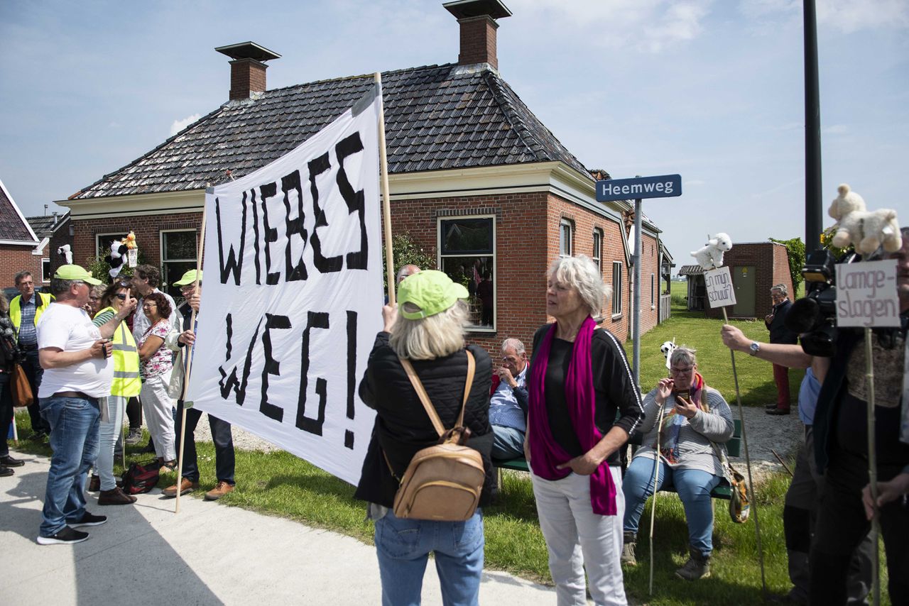 Inwoners van Westerwijtwerd demonstreren tegen minister Wiebes.