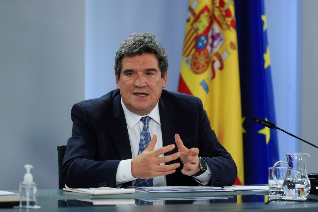 De Spaanse minister José Luis Escrivá van Inclusie, Sociale Zekerheid en Migratie tijdens een persconferentie in februari.