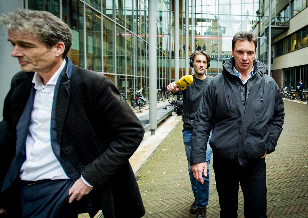 Willem Holleeder verlaat de rechtbank van Haarlem met zijn advocaat Stijn Franken.