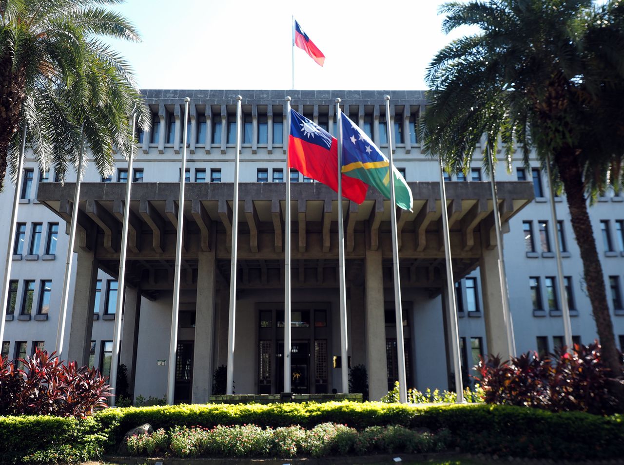 De vlaggen van Taiwan en de Salomonseilanden voor het pand van het Taiwanese ministerie van Buitenlandse Zaken.