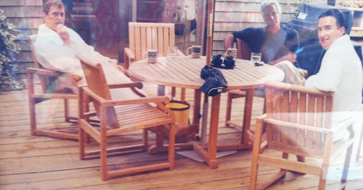 Voor het eerst foto opgedoken van Andrew, Mandelson en Epstein samen