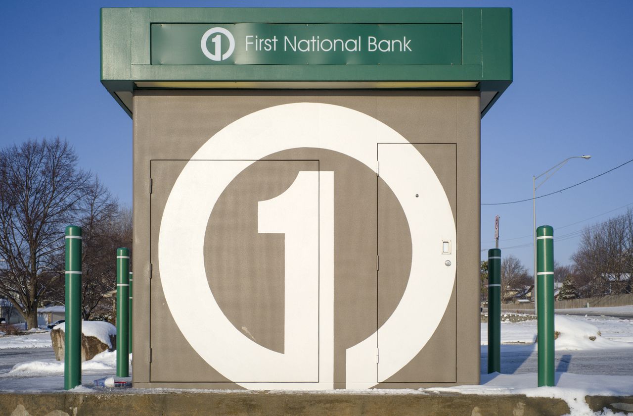 Een giromaat van de First National Bank in Omaha, in de Amerikaanse staat Nebraska, op vrijdag. De bank liet vrijdag weten zijn zakelijke alliantie met de NRA te verbreken, in navolging van diverse andere bedrijven.