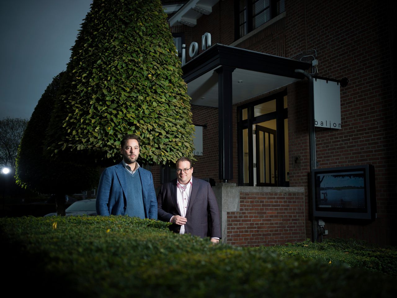 Karel Glazener (links) van makelaarskantoor Baljon en Rogier van Heeswijk van notariskantoor RoX Legal.
