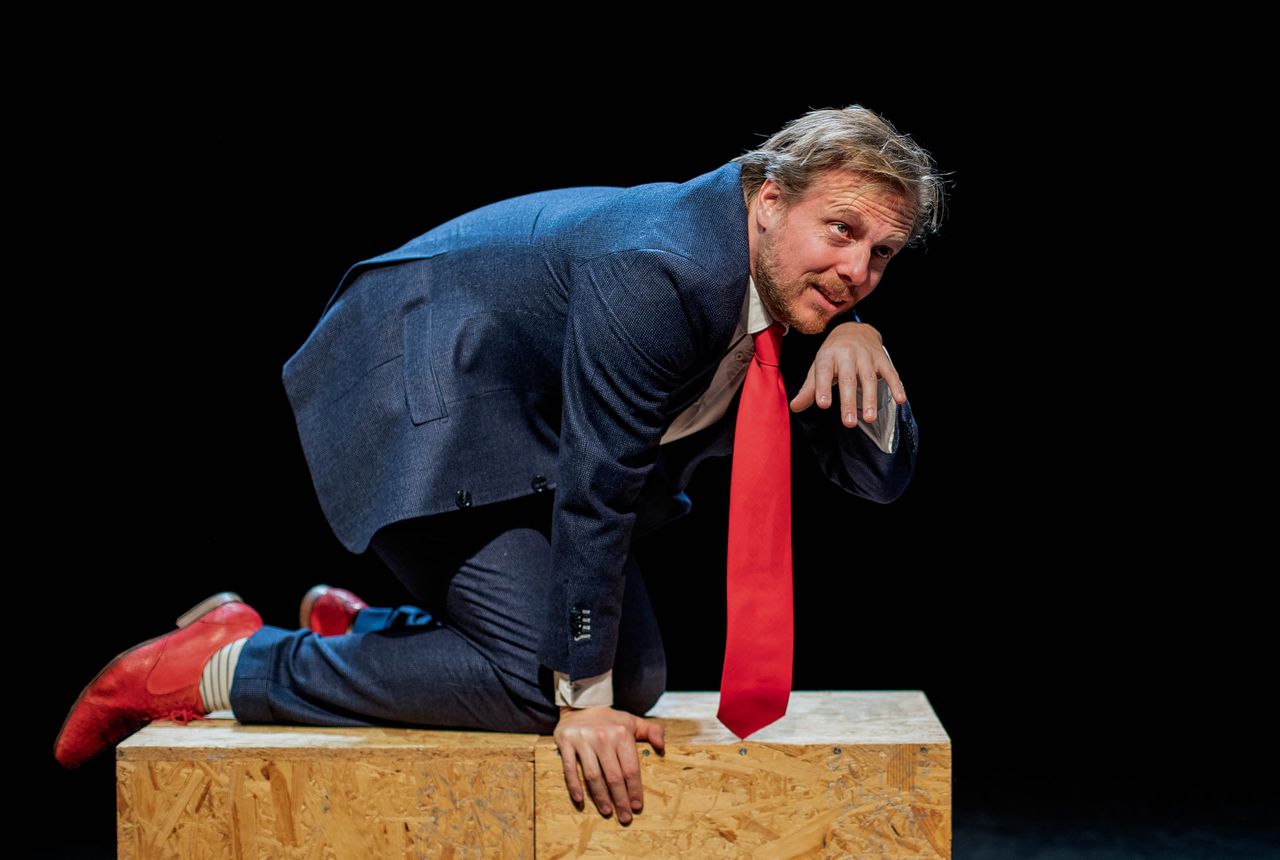 Patrick Nederkoorn ziet er met zijn blauwe pak en rode stropdas uit als een gladde politicus, en dat is geen toeval.