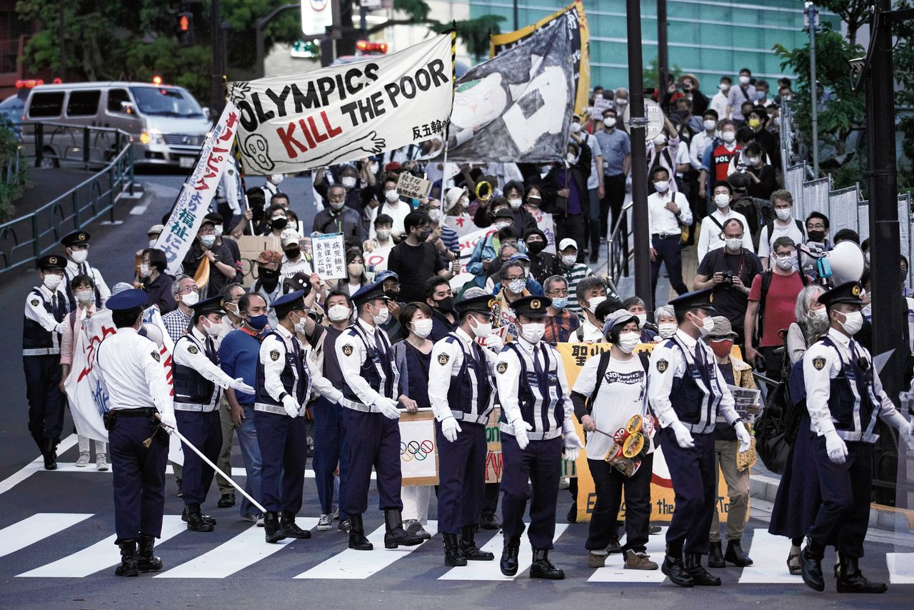 Demonstranten protesteren eerder deze maand tegen de Olympische Spelen in Tokio.