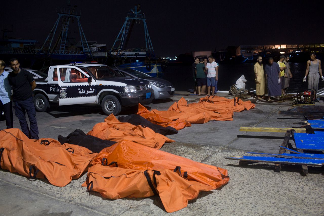 In de Libische plaats Zuwara worden de lichamen verzameld van de vluchtelingen die gisteren voor de kust van Libië verdronken.