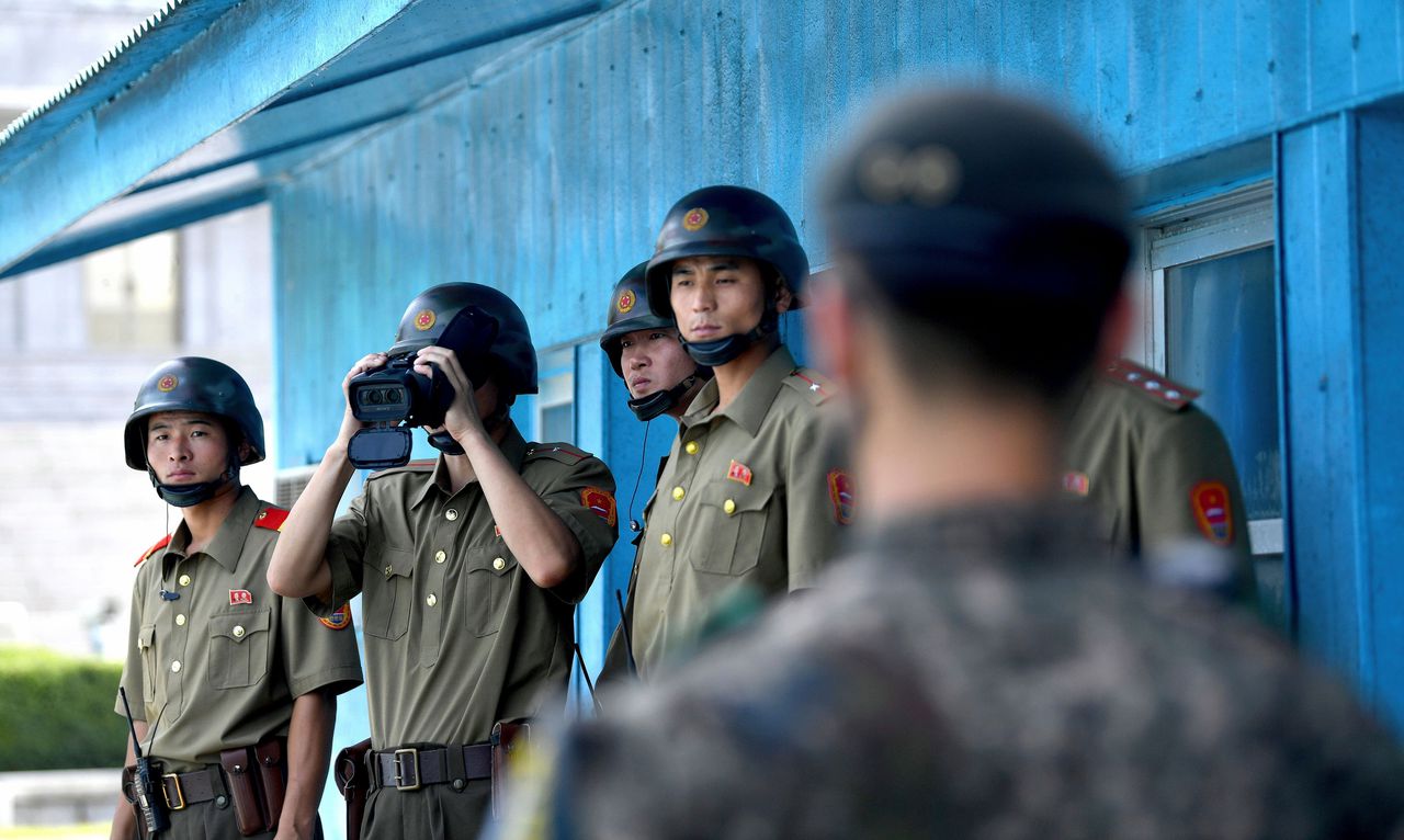 Noord- en Zuid-Koreaanse militairen staan oog in oog bij de grens die beide landen scheidt.
