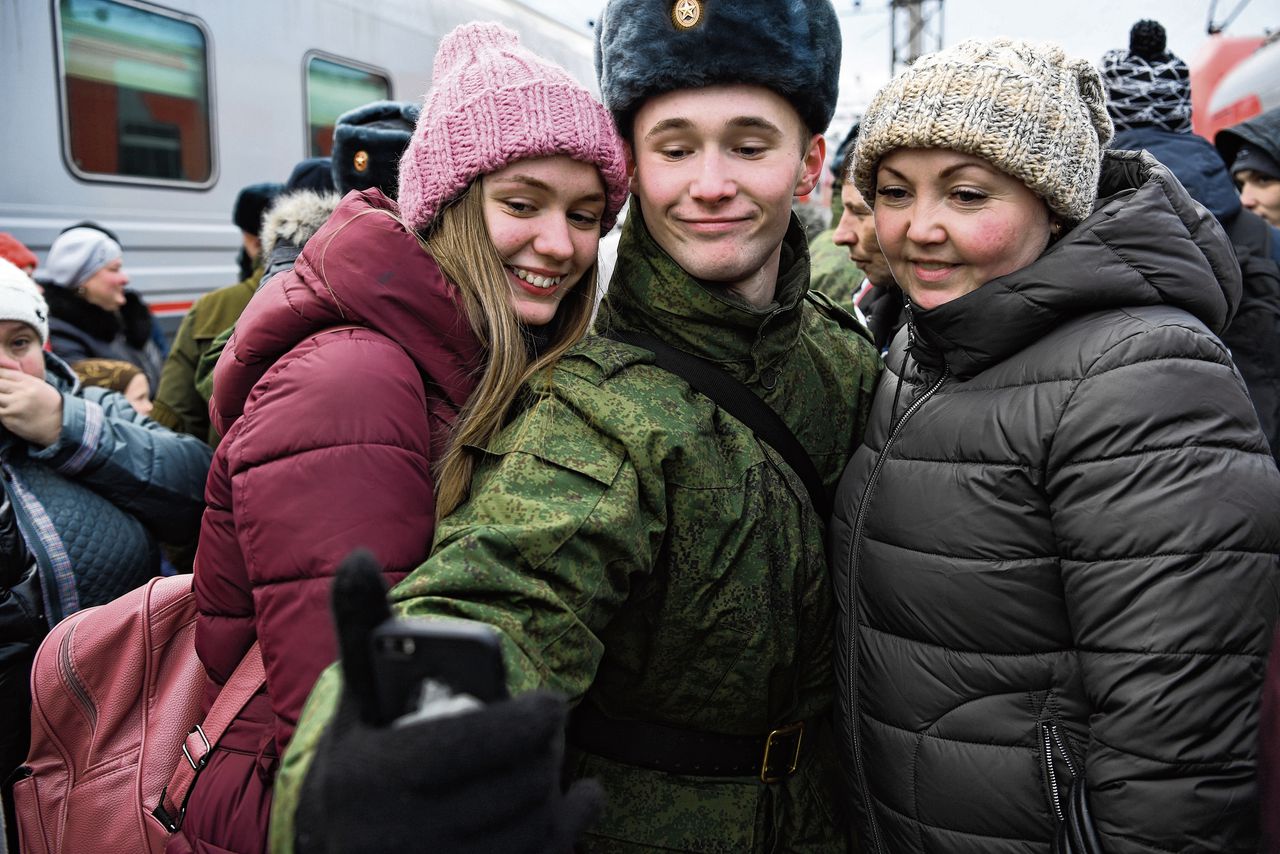 Russische beroepsmilitairen mogen geen smartphones meer gebruiken tijdens diensttijd, zo heeft de Doema dinsdag bepaald. De reden is dat buitenlandse partijen via de smartphones militaire informatie kunnen verkrijgen.
