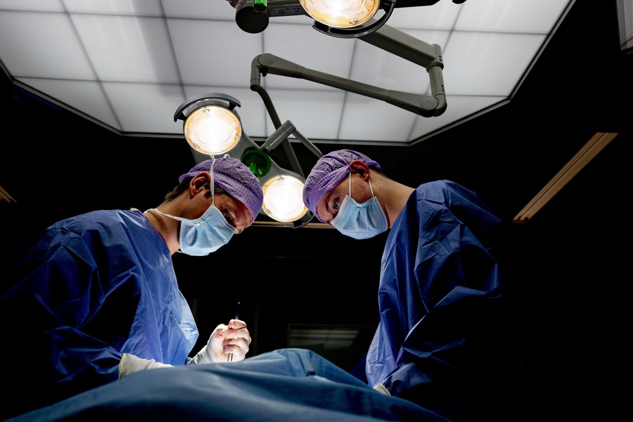 Dirksland - Een chirurg tijdens een operatie in de OK van het Van Weel-Bethesda Ziekenhuis.