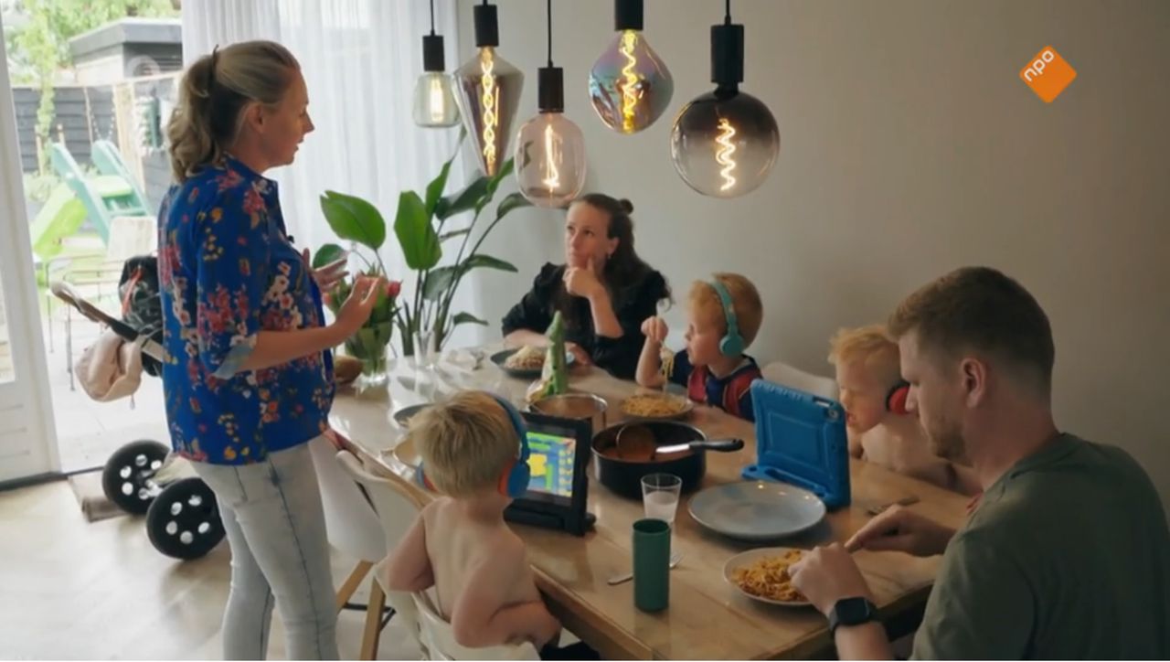 In ‘Hoe gaat dat bij jullie thuis?’ eten de kinderen van Boerendans met iPads voor hun neus.