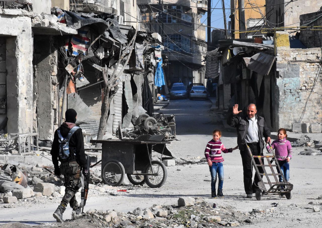 Een Syrische militair in de wijk Bab al-Hadid dat onlangs is veroverd op rebellenbewegingen.