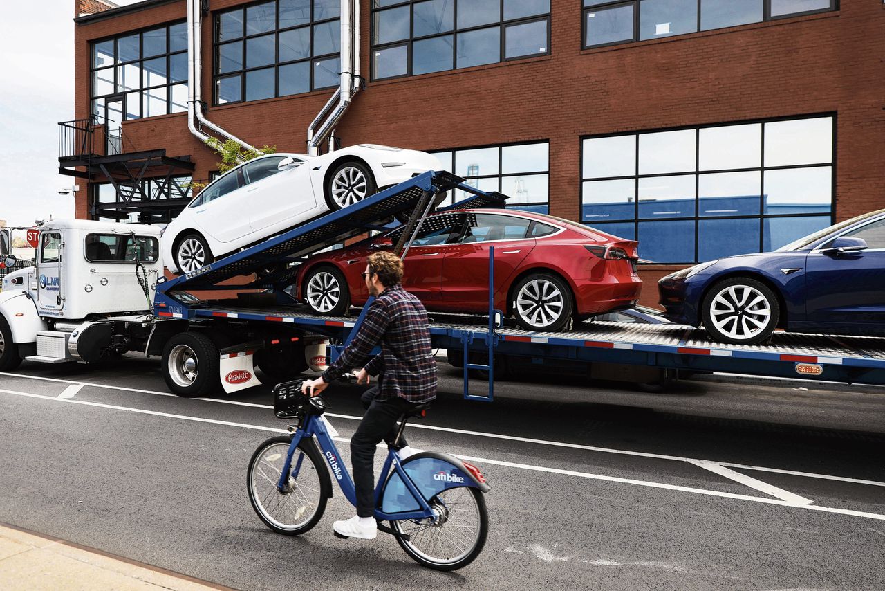 Nieuwe Tesla’s worden afgeleverd bij een showroom in Brooklyn, New York. Klanten moeten soms lang wachten op hun auto, omdat Tesla productiedoelen vaak niet haalt.