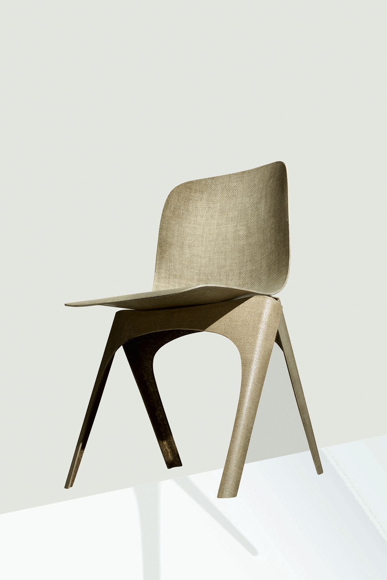 De Flax-stoel van Christien Meindertsma is gemaakt van vlas en PLA - een biologisch afbreekbaar plastic op basis van melkzuur.
