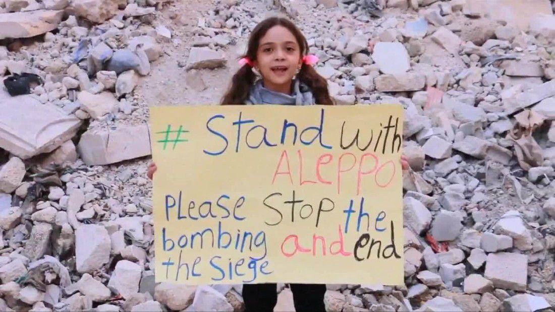 De zevenjarige Bana Alabed met het verzoek: "#SteunAleppo. Stop alsjeblieft de bomaanslagen en stop de bezetting."