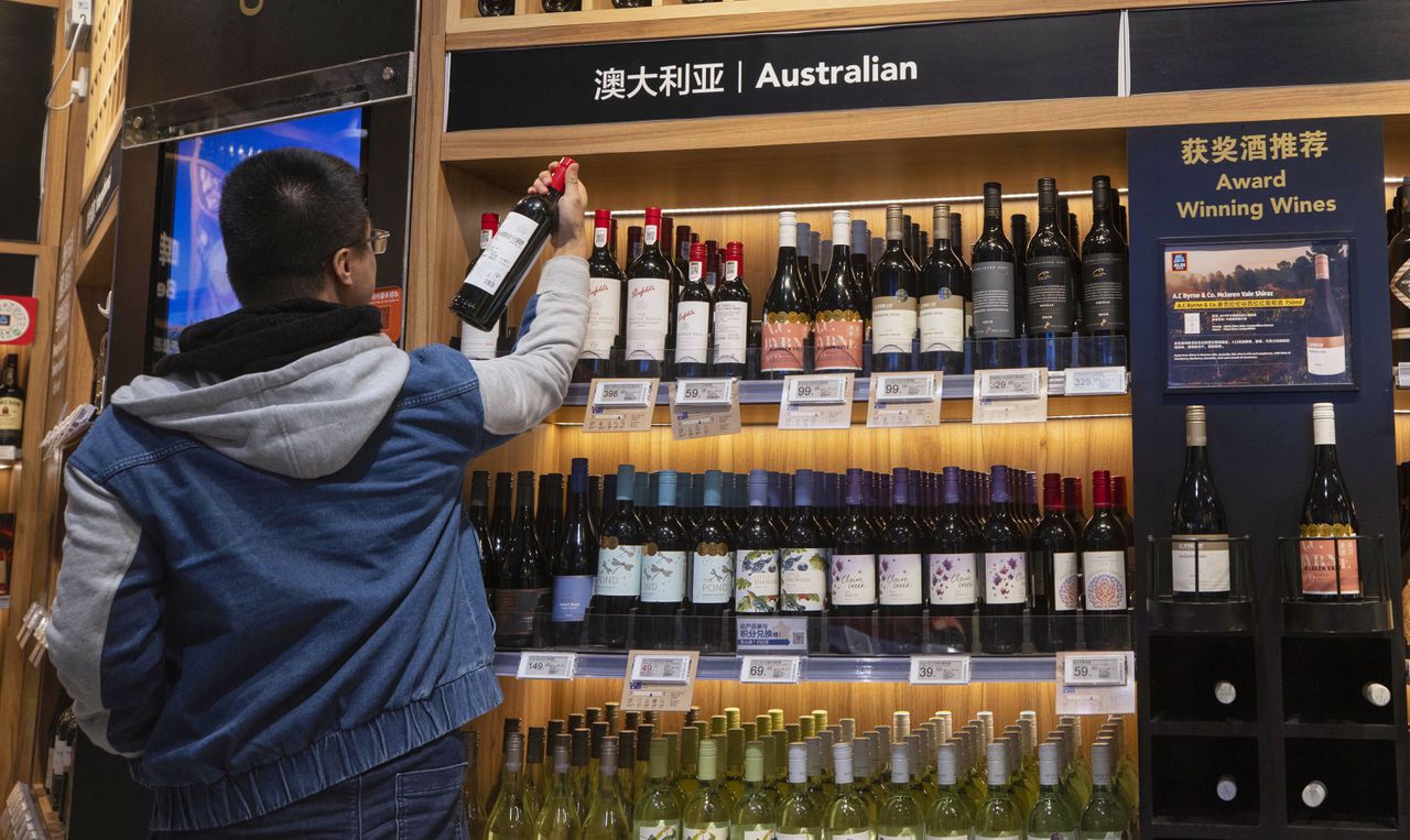 Een man koopt Australische wijn in de Chinese stad Shanghai.