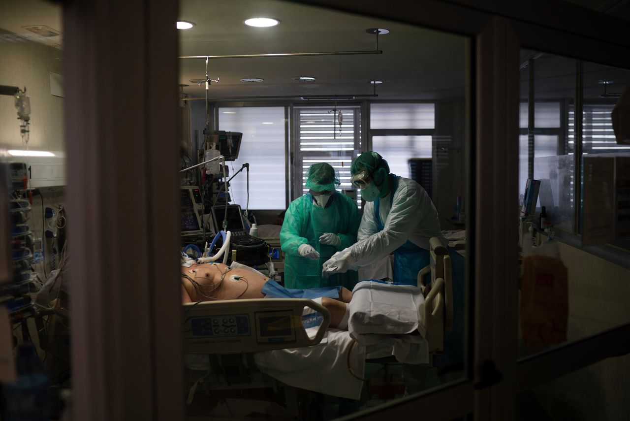 Behandeling van een Covid-19 patiënt in Barcelona.
