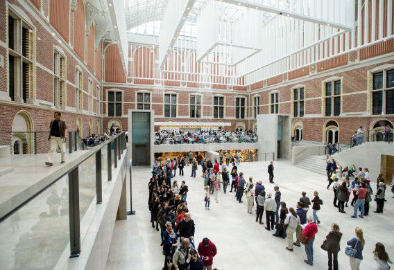 Lange wachtrijen in het Rijksmuseum.