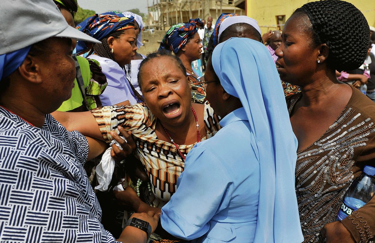 Nigeriaanse vrouw treurt om slachtoffers van de bomaanslag bij hoofdstad Abuja tijdens de Kerst van 2013.