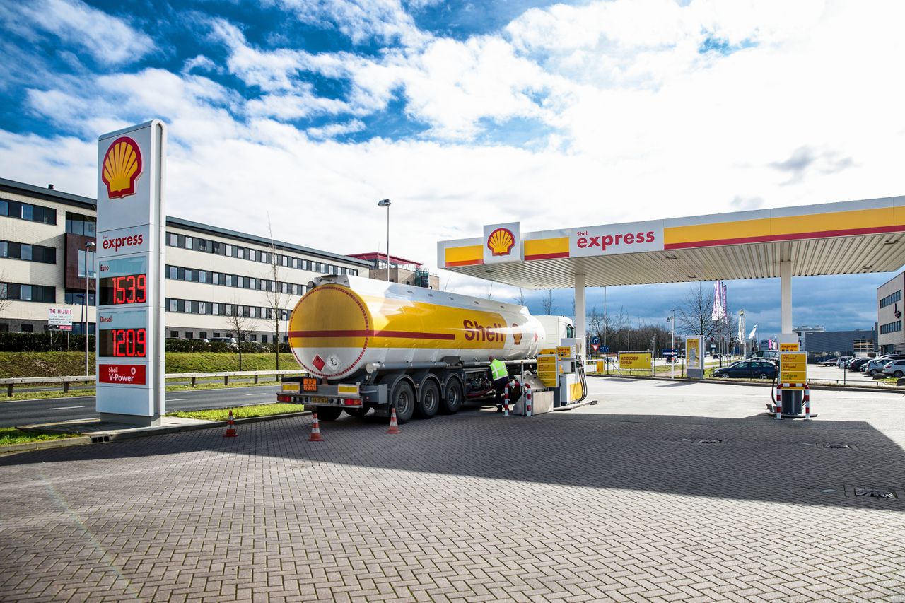 Een tankstation van Shell wordt bijgevuld door een tankwagen van de oliemaatschappij.