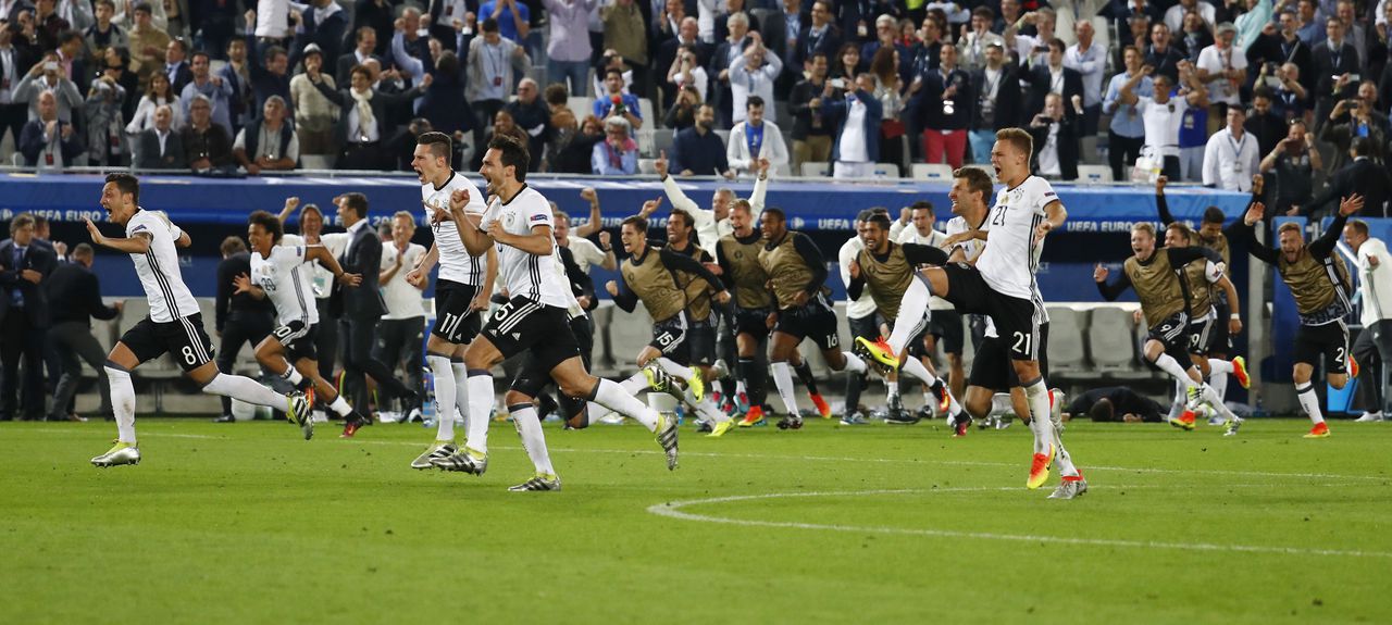 Het Duitse elftal viert de overwinning nadat de laatste strafschop is gescoord.