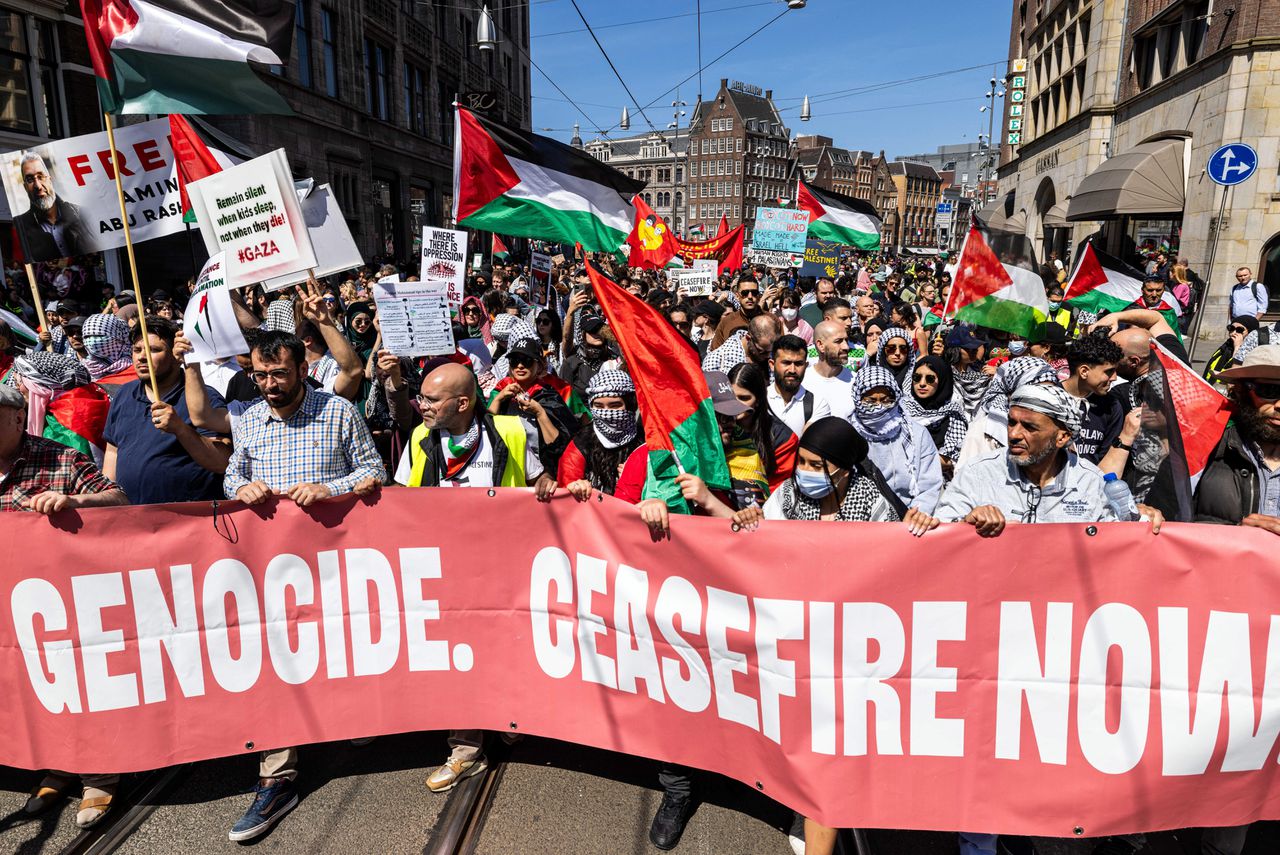 Pro-Palestijnse mars eindigt op het Museumplein in Amsterdam, zo’n ‘tienduizend mensen’ liepen mee 