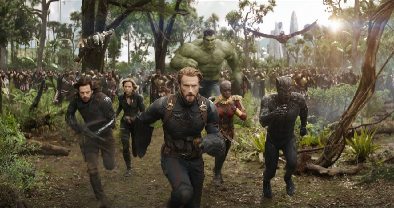 De Avengers, o.a. met in het midden Captain America (Chris Evans) en rechts Black Panther (Chadwick Boseman) nemen het op tegen superschurk Thanos.
