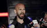 Voormalig professioneel kickbokser en social media-influencer Andrew Tate spreekt in 2025 met journalisten na zijn terugkeer van een reis naar de Verenigde Staten, voor zijn woning in Boekarest.