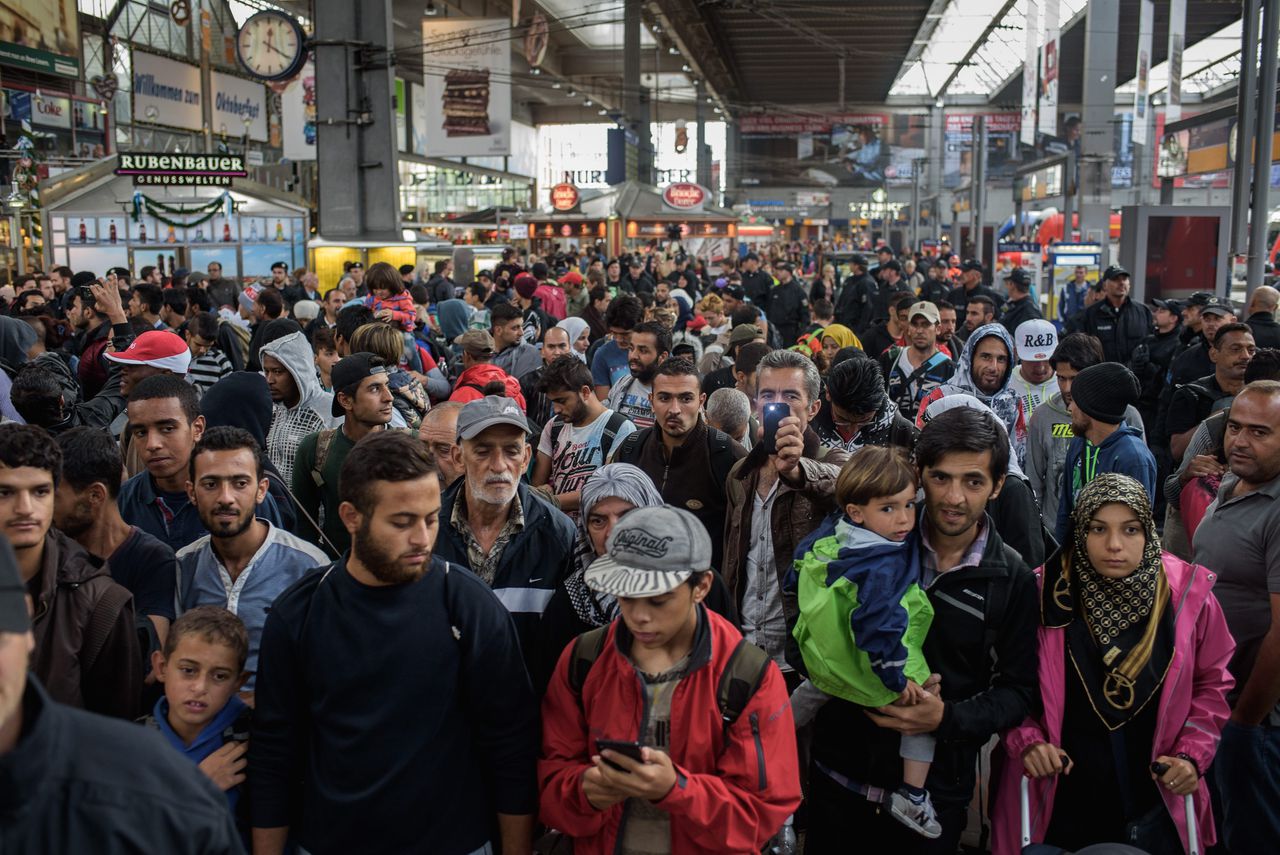 Afgelopen weekend kwamen er meer dan twintigduizend vluchtelingen aan in Duitsland. De Duitse regering heeft daarom besloten drie miljard euro extra uit te trekken voor de opvang van vluchtelingen.